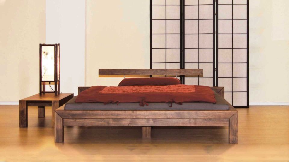 Bett Ikara - Massivholzbett mit Kopfstütze (auch ohne Kopfstütze konfigurierbar)